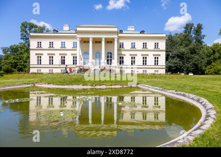 empírový Novy zamek Kinskych z 1829, Kostelec nad Orlicí, Východní Čechy, Tschechische republik / Empire New Castle, Kostelec nad Orlici, Ostböhmen, Tschechisch Stockfoto