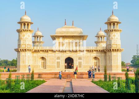 Blick auf das Grab von Itimad-ud-Daulah (Baby Taj) in Agra, Indien. Das Mausoleum aus weißem Marmor bei Sonnenuntergang. Wundervolle Mogul-Architektur. Stockfoto