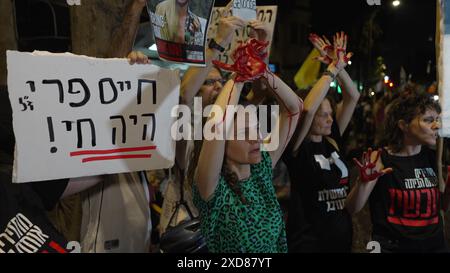 JERUSALEM – 20. JUNI: Regierungsfeindliche Demonstranten rufen Parolen, während sie ihre Hände in rot bemalten Händen halten, um israelische Geiseln zu symbolisieren, die während einer Demonstration in der Nähe der Privatresidenz des Premierministers getötet wurden, gegen Netanjahus Regierung und die Forderung nach Neuwahlen am 20. Juni 2024 in Jerusalem. Israel Stockfoto