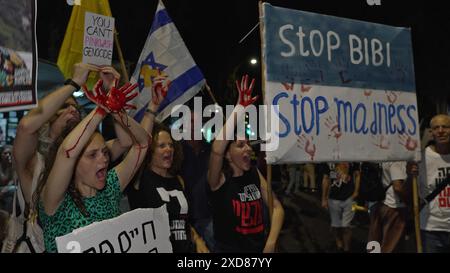 JERUSALEM – 20. JUNI: Regierungsfeindliche Demonstranten rufen Parolen, während sie ihre Hände in rot bemalten Händen halten, um israelische Geiseln zu symbolisieren, die während einer Demonstration in der Nähe der Privatresidenz des Premierministers getötet wurden, gegen Netanjahus Regierung und die Forderung nach Neuwahlen am 20. Juni 2024 in Jerusalem. Israel Stockfoto