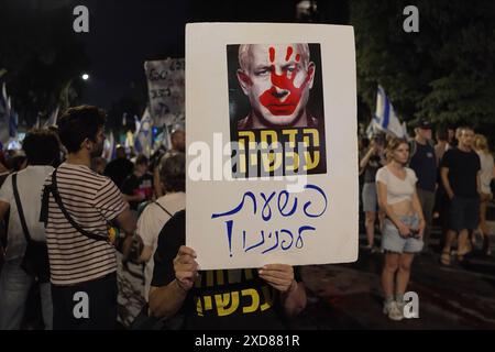 JERUSALEM - 20. JUNI: Ein Demonstrant hält ein Schild mit einem Bild, das den israelischen Premierminister Benjamin Netanjahu zeigt, mit einem roten Handabdruck über seinem Gesicht, der Blut symbolisiert und einen Text mit der Aufschrift "Amtsenthebung jetzt" zeigt, während regierungsfeindliche Demonstranten an einer Demonstration in der Nähe der Privatresidenz des Premierministers teilnehmen. gegen Netanjahus Regierung und die Forderung nach Neuwahlen am 20. Juni 2024 in Jerusalem. Die Demonstranten rufen zu neuen Parlamentswahlen in Israel auf, nachdem zwei Mitglieder der rechtsextremen Regierung Netanjahus zurückgetreten sind. Israel Stockfoto