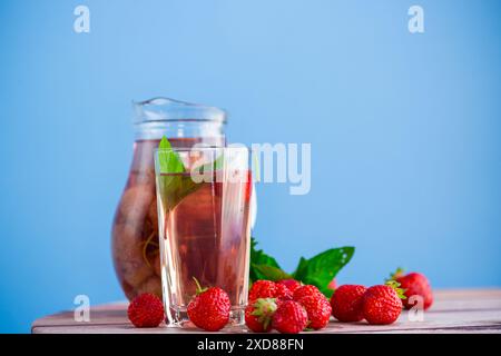 Süßes erfrischendes Beerenkompott aus Reifen Erdbeeren in einer Karaffe. Stockfoto