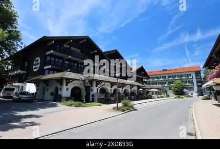 Tegernsee, Bayern, Deutschland 18. Juni 2024 hier in Rottach-Egern Landkreis Miesbach blick auf die Hotels Bachmair am See *** Tegernsee, Bayern, Deutschland 18. Juni 2024 hier in Rottach Egern Bezirk Miesbach blick auf die Hotels Bachmair am See Stockfoto