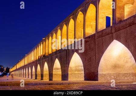 Malerischer Blick bei Nacht auf die Allahverdi Khan-Brücke (Si-o-se-pol) in Isfahan, Iran. Stockfoto