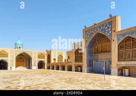 Malerischer Innenhof der Seyyed Moschee in Isfahan, Iran. Wände mit farbenfrohen Mosaiken und kalligraphischen Inschriften. Stockfoto