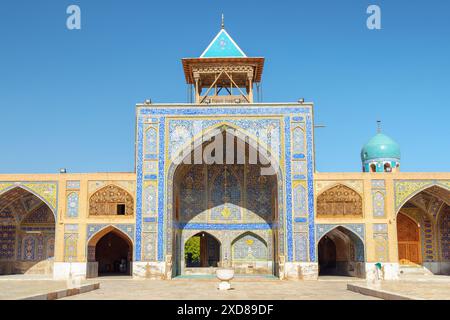 Fantastischer Innenhof der Seyyed Moschee in Isfahan, Iran. Wände mit farbenfrohen Mosaiken und kalligraphischen Inschriften. Stockfoto