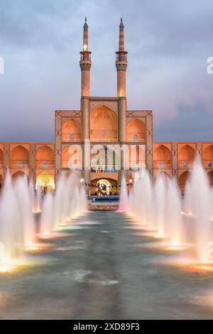 Schöner Abendblick auf den Amir Chakhmaq Komplex und den beleuchteten Brunnen in der historischen Stadt Yazd, Iran. Stockfoto