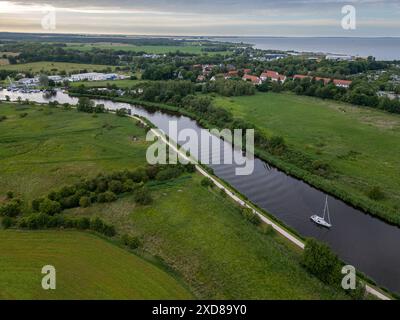 Blick auf den Ryck und den Treidelpfad entlang des Flusses. Segelboote nutzen die Wasserstraße, um auf den Greifswalder Bodden und so auf die Ostsee zu gelangen. Deutschland, Hansestadt Greifswald, HGW, Wieck, Treidelpfad, Ryck, Drohne, Luftaufnahme, MV, Mecklenburg-Vorpommern, Urlaub, Tourismus, Wirtschaft *** Blick auf den Ryck und den Schleppweg entlang des Flusses Segelboote nutzen den Wasserweg zum Greifswalder Bodden und damit zur Ostsee GER, Hansestadt Greifswald, HGW, Wieck, Schleppweg Ryck, Drohne, Luftaufnahme, MV, Mecklenburg-Vorpommern, Urlaub, Tourismus, Wirtschaft Stockfoto