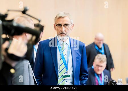 Potsdam, Deutschland. Juni 2024. Armin Schuster (CDU), sächsischer Innenminister, spricht zu Beginn der Arbeitssitzung am letzten Tag der Frühjahrstagung der Innen- und Innensenatoren im Hotel Dorint. Quelle: Christoph Soeder/dpa/Alamy Live News Stockfoto