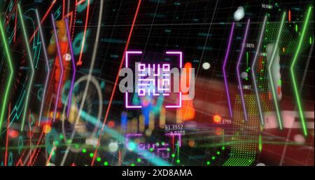 Bild des Neon-qr-Code-Scanners und der Verarbeitung von Finanzdaten gegen Nachtverkehr in der Stadt Stockfoto