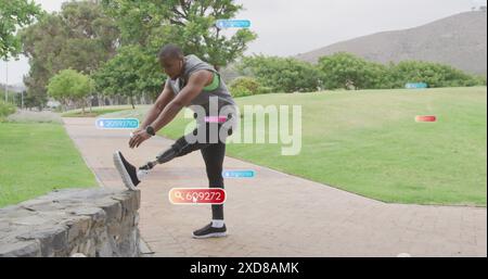 Bild von Social-Media-Benachrichtigungen, afroamerikanischer Mann mit Beinprothesen, der im Park trainiert Stockfoto