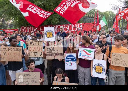 Rom, Italien. Juni 2024. Sit-in auf der Piazza Vittorio Emanuele in Rom, um gegen die Angriffe einiger Aktivisten der rechtsextremen Casapound-Partei gegen linke Jugendliche am vergangenen Dienstag zu protestieren (Foto: Matteo Nardone/Pacific Press/SIPA USA) Credit: SIPA USA/Alamy Live News Stockfoto