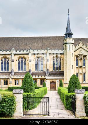 Christliche Kapelle an der öffentlichen (privaten) Schule in Oundle, England. Stockfoto