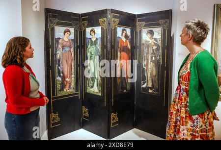 Winchester, Hampshire 21. Juni 2024 die Four Seasons Folding Screen c.1910A lebendige und beeindruckende Ausstellung, die aus der Kunstsammlung des Trust stammt, erblühen im Arc, Winchester. 150 Jahre nach seiner Geburt und nur Meilen flussabwärts von den Lieblingspunkten des Künstlers, entsteht die Kunst von Fred Appleyard wieder. Vergessene Kunstwerke eines fast vergessenen Künstlers. Quelle: Paul Quezada-Neiman/Alamy Live News Stockfoto