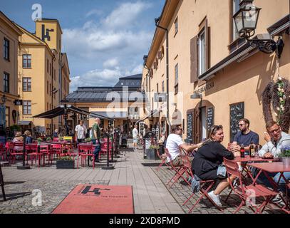 Restaurant im Freien im Stadtblock Knäppingsborg in Norrköping. Norrköping ist eine historische Industriestadt und der Stadtblock war eine ehemalige Snus-Fabrik Stockfoto