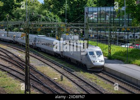 Hochgeschwindigkeitszug in Richtung Süden zwischen Stockholm und Kopenhagen, der am 16. Juni 2014 vom Bahnhof Norrköping C abfährt. Stockfoto