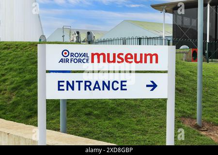 Ein Schild am Eingang zum Royal Air Force Museum Midlands, Cosford, Shifnal, Shropshire, England, UK Stockfoto