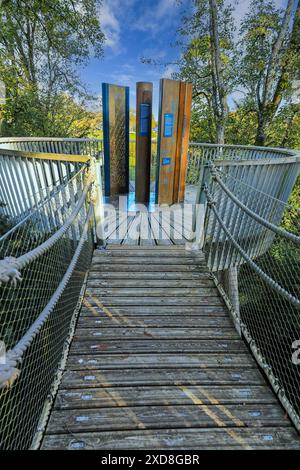 Eine Aussichtsplattform auf dem Stihl Treetop Walkway am Westonbirt Arboretum, Tetbury, Gloucestershire, England, Großbritannien Stockfoto