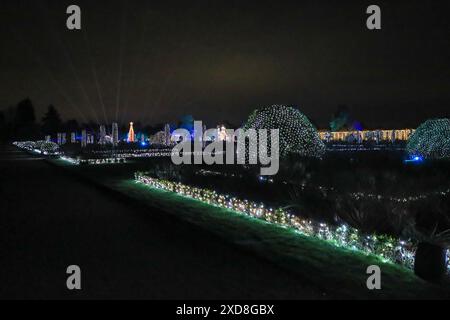 Die hellen Lichter des Christmas Light Trail Events, Weihnachten in Trentham Gardens, Stoke-on-Trent, Staffordshire, England, Großbritannien Stockfoto