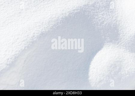 Glatter holpriger frischer weißer Winterschnee abstrakter Hintergrund Stockfoto