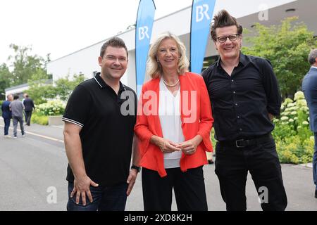 Nürnberg, Deutschland. Juni 2024. Katja Wildermuth (Mitte), Direktorin des Bayerischen Rundfunks, steht mit den Comedians Sebastian Reich (links) und Matthias Walz (rechts) vor dem Studio Franken. Darlegung: Daniel Löb/dpa/Alamy Live News Stockfoto