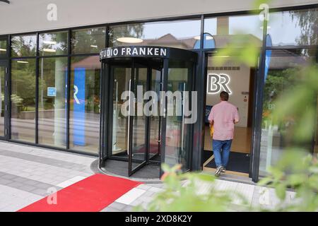 Nürnberg, Deutschland. Juni 2024. Ein Mitarbeiter des Bayerischen Rundfunks tritt in das Studio BR Franken ein. Darlegung: Daniel Löb/dpa/Alamy Live News Stockfoto