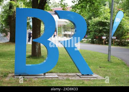 Nürnberg, Deutschland. Juni 2024. Ein großes BR-Logo steht auf dem Gelände des Bayerischen Rundfunks, Studio Franken. Darlegung: Daniel Löb/dpa/Alamy Live News Stockfoto