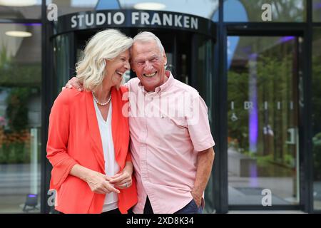 Nürnberg, Deutschland. Juni 2024. Katja Wildermuth (l), seit 2021 Generaldirektorin des Bayerischen Rundfunks, lacht mit ihrem Vorgänger Thomas Gruber, der von 2002 bis 2011 Generaldirektorin der BR war, vor dem Studio Franken. Darlegung: Daniel Löb/dpa/Alamy Live News Stockfoto