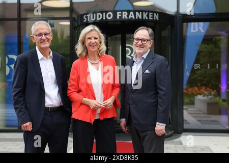 Nürnberg, Deutschland. Juni 2024. Katja Wildermuth (M), Generaldirektorin des Bayerischen Rundfunks, steht vor Studio Franken mit Tassilo Forchheimer (l), Leiter des Bayerischen Rundfunks Franken, und Norbert Küber, stellvertretender Leiter des BR Franken. Darlegung: Daniel Löb/dpa/Alamy Live News Stockfoto