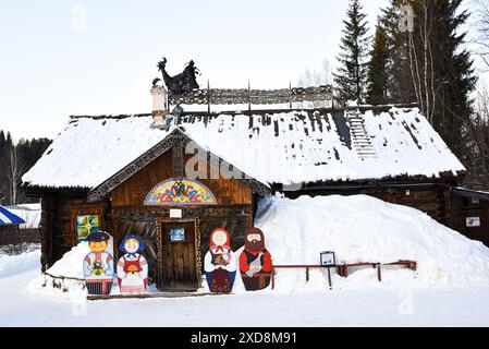 Traditionelles Holzhaus Mit Volkskunst Im Russischen Dorf Stockfoto