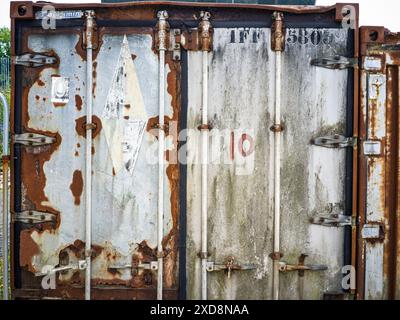 ROSTENDE TÜREN VERWITTERTE UND VERDICHTETE LACKE ROSTBEHÄLTER SCHLEIFEN METALLTÜREN Stockfoto