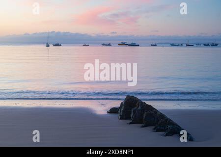 Sonnenaufgang am North Beach in Tenby, Pembrokeshire, Wales. Stockfoto