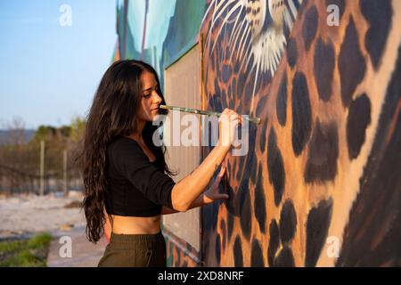Künstler malte an einem sonnigen Tag ein detailgetreues Leopardengemälde Stockfoto