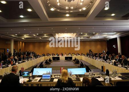 Teilnehmer vor Beginn der Plenarsitzung der Innenministerkonferenz IMK im Dorint Hotel in Potsdam, 21. Juni 2024. Innenministerkonferenz in Potsdam *** Teilnehmer vor Beginn der Plenarsitzung der Innenministerkonferenz IMK im Dorint Hotel in Potsdam, 21. Juni 2024 Innenministerkonferenz in Potsdam Stockfoto