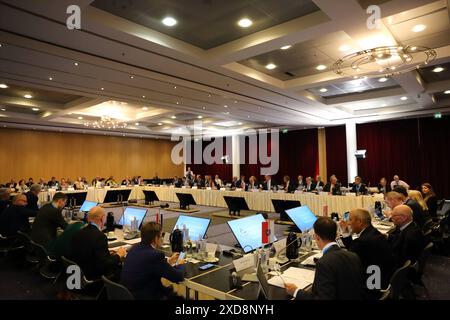 Teilnehmer vor Beginn der Plenarsitzung der Innenministerkonferenz IMK im Dorint Hotel in Potsdam, 21. Juni 2024. Innenministerkonferenz in Potsdam *** Teilnehmer vor Beginn der Plenarsitzung der Innenministerkonferenz IMK im Dorint Hotel in Potsdam, 21. Juni 2024 Innenministerkonferenz in Potsdam Stockfoto