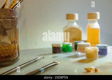 Kunstbedarf einschließlich Pinsel, Farbgläser und Flaschen Stockfoto