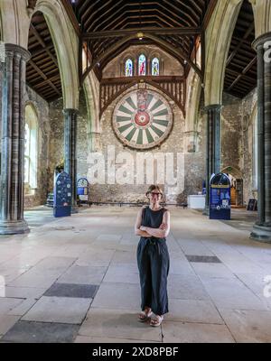 Winchester Hampshire 21. Juni 2024 die Great Hall ist eine der schönsten, erhaltenen mittelalterlichen Hallen des 13. Jahrhunderts und war einst Teil des prächtigen Winchester Castle. Die Burg wurde 1067 von Wilhelm dem Eroberer kurz nach seinem Sieg in der Schlacht von Hastings gegründet. Es beherbergt auch die legendäre Tafelrunde von König Arthurand, seinen Rittern., die an einer Endwand zu sehen ist. Während die Tafelrunde tatsächlich im 13. Jahrhundert hergestellt wurde. Thomas Malory, der Autor von Le Morte d’Arthur aus dem 15. Jahrhundert, identifizierte Winchester als die Stätte von Camelot. Paul Quezada-Neiman/Alamy Live News Stockfoto