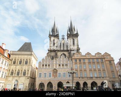 Die Tyn-Kirche und die umliegenden Gebäude auf dem Prager Altstädter Ring Stockfoto