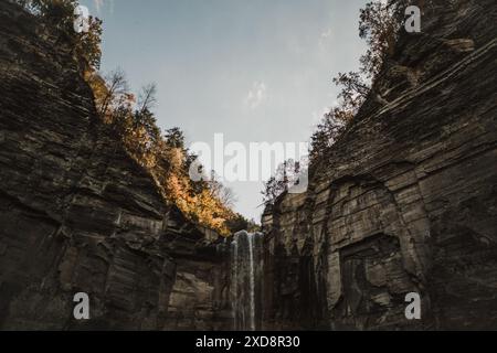 Epischer Blick auf den Taughannock Creek im Herbst Stockfoto