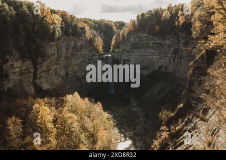 Epischer Blick auf den Taughannock Creek im Herbst Stockfoto