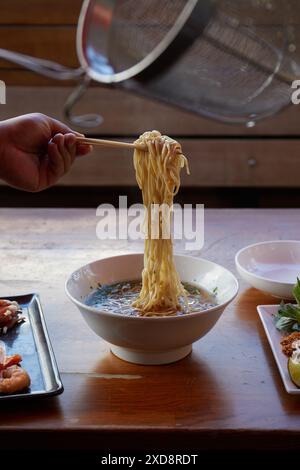 Gourmet Ramen wird vom Koch auf Hawaii zubereitet Stockfoto