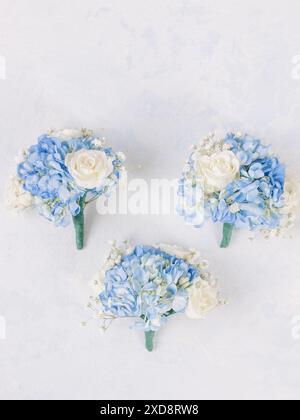 Drei boutonniÃ¨res mit blauen Hortensien und weißen Rosen Stockfoto