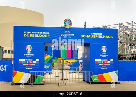 Düsseldorf - 7. Mai 2024: Fanzone in Düsseldorf am Gustaf-Gründgens-Platz. Theater für Fußballfans während der Europameisterschaft in Germ Stockfoto