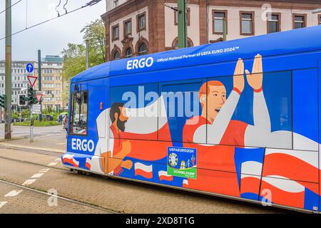 Düsseldorf, Deutschland - 8. Mai 2024: Euro 2024 Düsseldorf. Straßenbahnlinie Euro 2024 in Düsseldorf. Öffentlicher Nahverkehr während des europäischen Fußballs in Deutschland Stockfoto