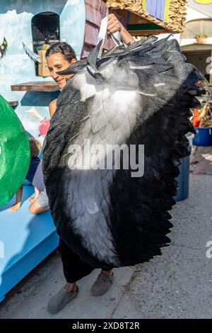 Die Sommersonnenfeier lädt das Santa Barbara Residence ein, an Workshops teilzunehmen, um zu lernen, wie Masken hergestellt, verkleidet und Wagen gebaut werden, und zwar für das Sommersonnenfest und die Parade 2024 beim Community Arts Workshop in Santa Barbara, KALIFORNIEN, am 20. Juni 2024. Das diesjährige Thema: Flights of Fancy! (Foto: Rod Rolle/SIPA USA) Credit: SIPA USA/Alamy Live News Stockfoto