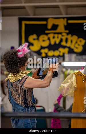 Die Sommersonnenfeier lädt das Santa Barbara Residence ein, an Workshops teilzunehmen, um zu lernen, wie Masken hergestellt, verkleidet und Wagen gebaut werden, und zwar für das Sommersonnenfest und die Parade 2024 beim Community Arts Workshop in Santa Barbara, KALIFORNIEN, am 20. Juni 2024. Das diesjährige Thema: Flights of Fancy! (Foto: Rod Rolle/SIPA USA) Credit: SIPA USA/Alamy Live News Stockfoto