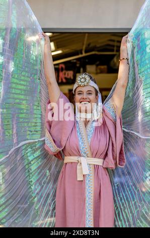 Die Sommersonnenfeier lädt das Santa Barbara Residence ein, an Workshops teilzunehmen, um zu lernen, wie Masken hergestellt, verkleidet und Wagen gebaut werden, und zwar für das Sommersonnenfest und die Parade 2024 beim Community Arts Workshop in Santa Barbara, KALIFORNIEN, am 20. Juni 2024. Das diesjährige Thema: Flights of Fancy! (Foto: Rod Rolle/SIPA USA) Credit: SIPA USA/Alamy Live News Stockfoto