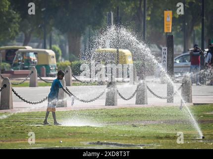 NEW DELHI, INDIEN – 20. JUNI: Menschen, die am 20. Juni 2024 in New Delhi, Indien, bei extremen Temperaturen am India Gate beobachtet wurden. (Foto: Sanchit Khanna/Hindustan Times/SIPA USA ) Stockfoto