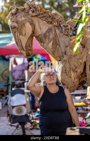 Die Sommersonnenfeier lädt das Santa Barbara Residence ein, an Workshops teilzunehmen, um zu lernen, wie Masken hergestellt, verkleidet und Wagen gebaut werden, und zwar für das Sommersonnenfest und die Parade 2024 beim Community Arts Workshop in Santa Barbara, KALIFORNIEN, am 20. Juni 2024. Das diesjährige Thema: Flights of Fancy! (Foto: Rod Rolle/SIPA USA) Credit: SIPA USA/Alamy Live News Stockfoto
