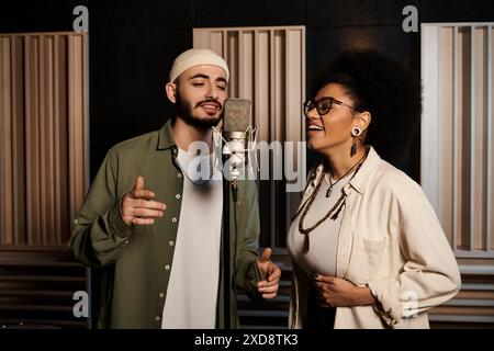 Ein Mann und eine Frau singen leidenschaftlich zusammen in einem Aufnahmestudio und kreieren wunderschöne Harmonien für die Probe ihrer Musikband. Stockfoto